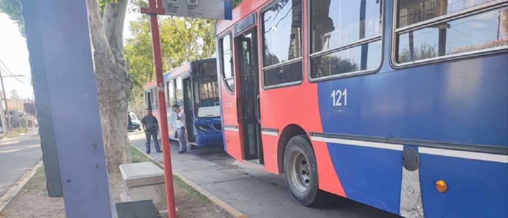 Dos micros de la l&iacute;nea 700 chocaron en Godoy Cruz 