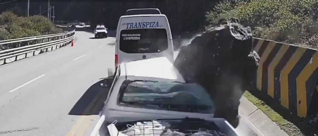 Video: cay&oacute; una roca sobre una camioneta en la monta&ntilde;a y hay tres muertos