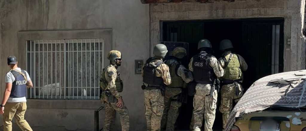 Video: la Polic&iacute;a intervino para salvar a una mujer con brote psic&oacute;tico en Maip&uacute;