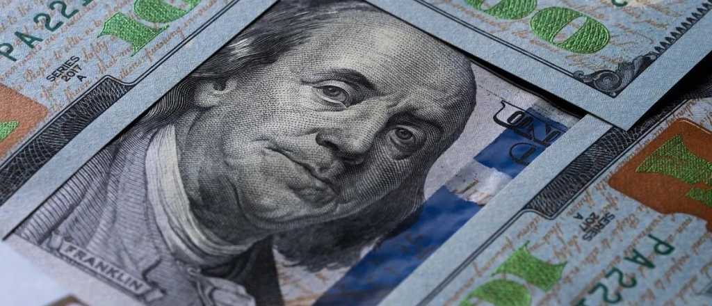 El dólar bajó $5 y el blue igualó al oficial