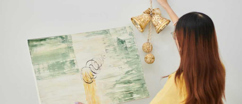 Adiós a los agujeros: alternativas adhesivas para colgar cuadros 