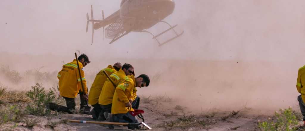 Manejo del Fuego: Mendoza incorpor&oacute; un helic&oacute;ptero y un cami&oacute;n 