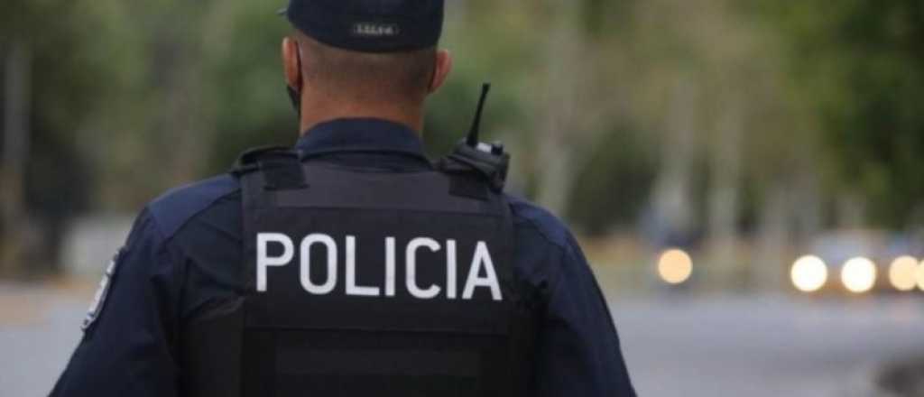 Frenó para atender una llamada y le robaron la moto en Luján 