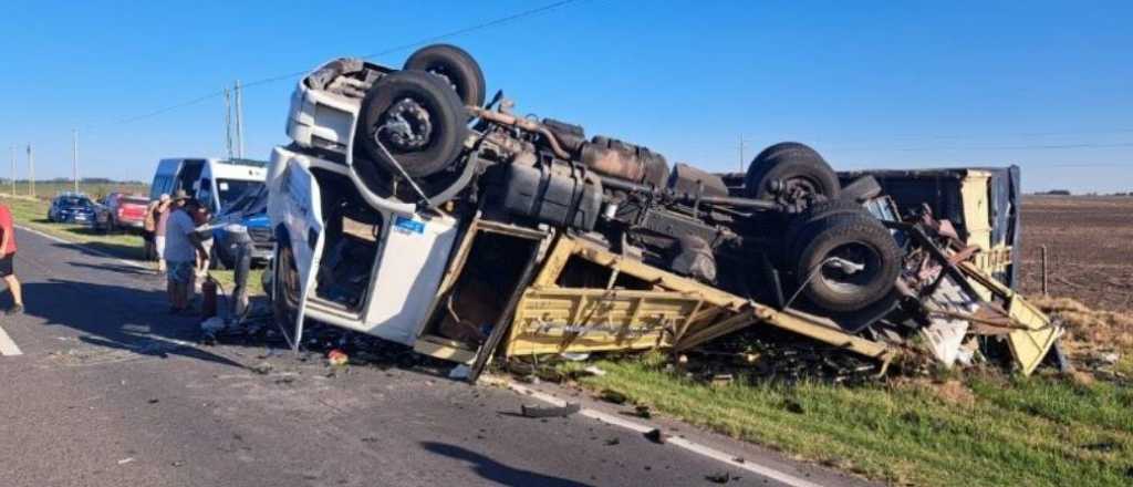 Video: un camionero mendocino se cruzó de carril y volcó en Santa Fe