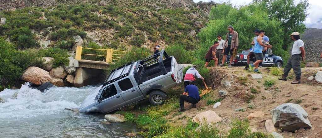 Una camioneta cayó al río en el Manzano Histórico