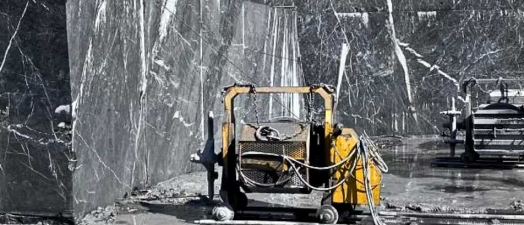 Raro hallazgo: encontraron m&aacute;rmol negro en Chile y buscan explotarlo