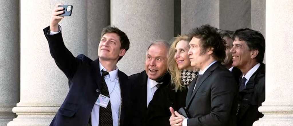 Tras el polémico gesto, Milei defendió a Santiago Caputo: "Es fotofóbico"