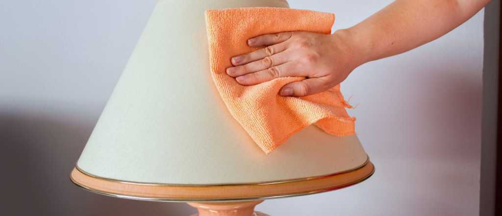 C&oacute;mo limpiar l&aacute;mparas en casa: consejos pr&aacute;cticos para cada tipo
