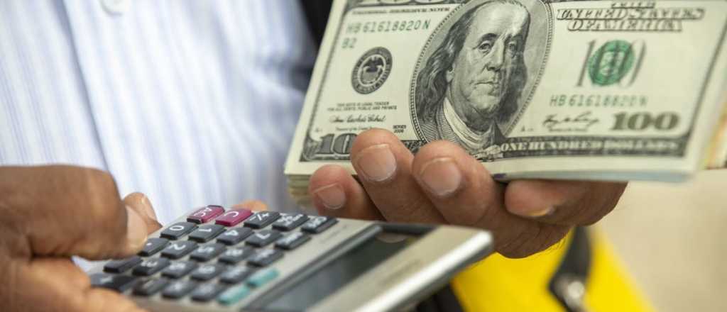 Subió el dólar oficial y bajó el blue