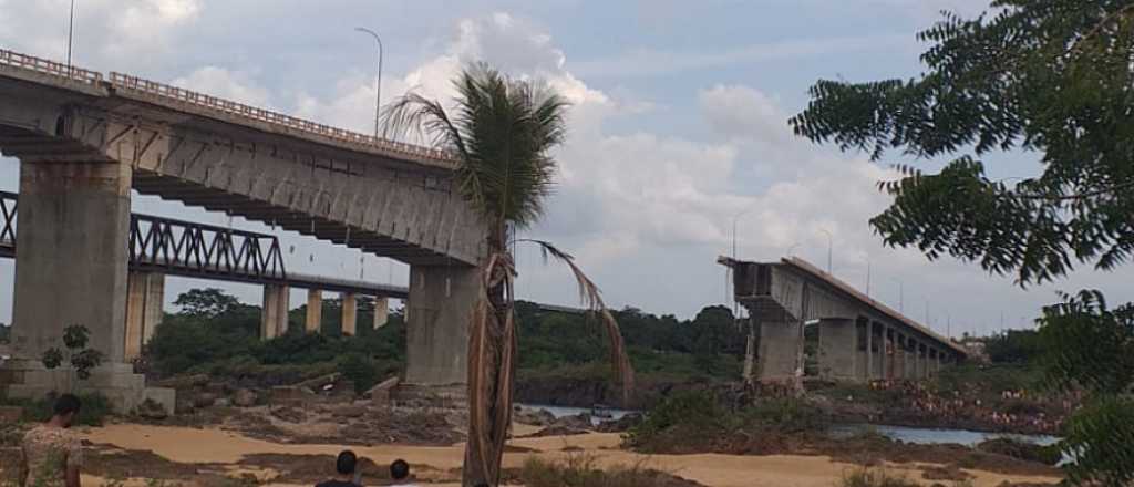 Videos: cayó un puente mientras filmaban su mal estado