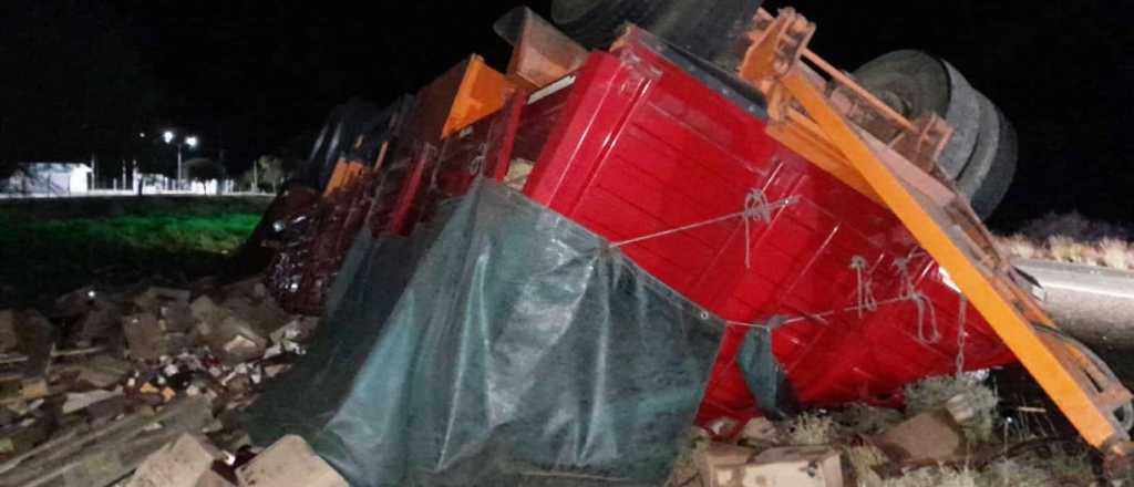Volc&oacute; en La Rioja un camionero mendocino que trasladaba botellas de vino