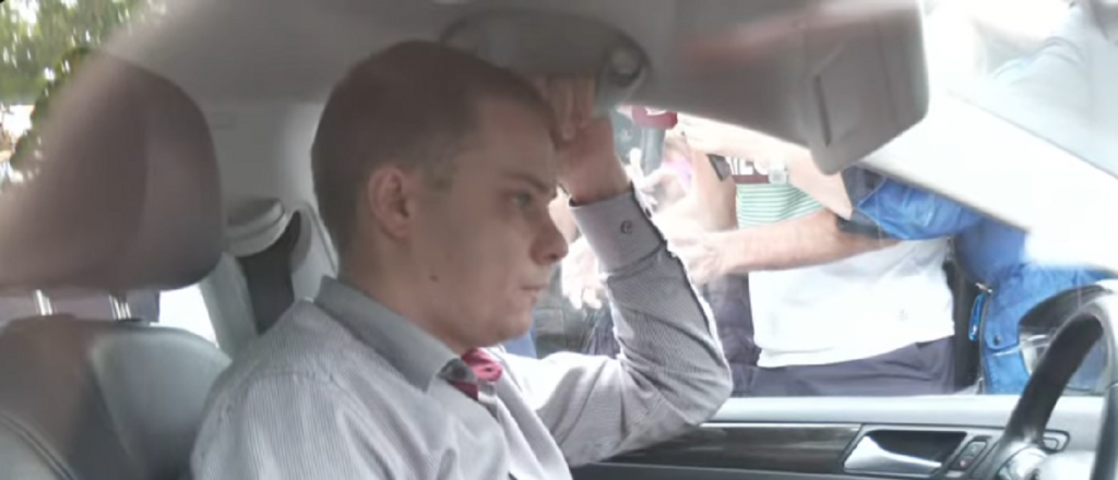 Diplom&aacute;ticos rusos se atrincheraron en autos para no hacer el test de alcohol