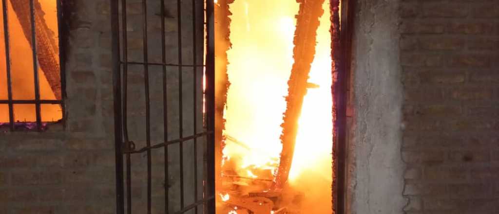 Video: incendiaron la casa del sospechoso de matar al nene en Guaymall&eacute;n