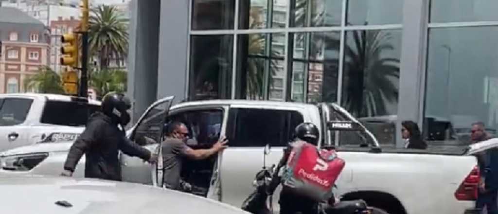 Video: baj&oacute; de su camioneta a discutir, no puso freno y destroz&oacute; un hotel
