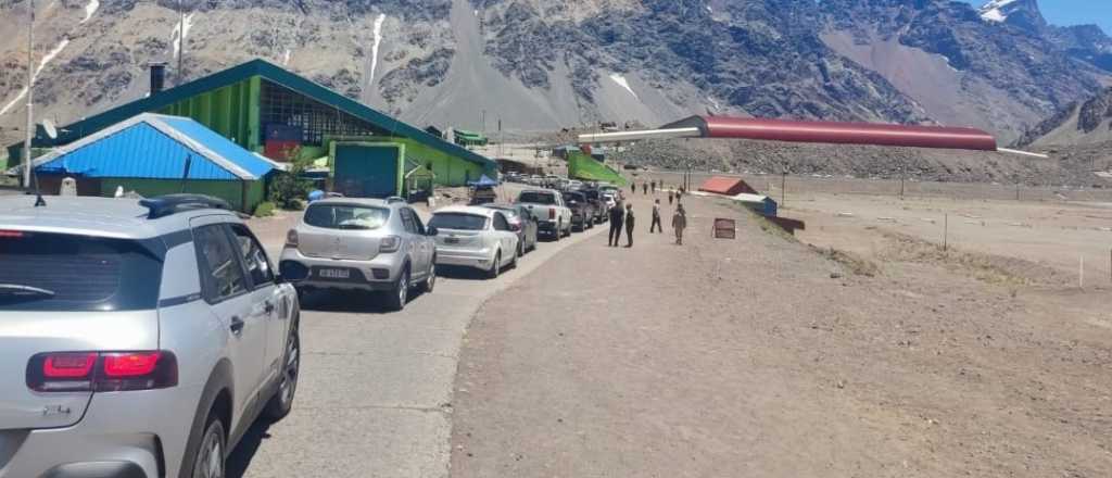 Hubo demoras y filas de 4 km en el paso a Chile: los motivos
