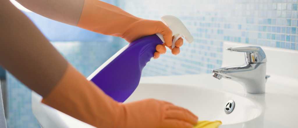 La mejor técnica para limpiar la cerámica del baño