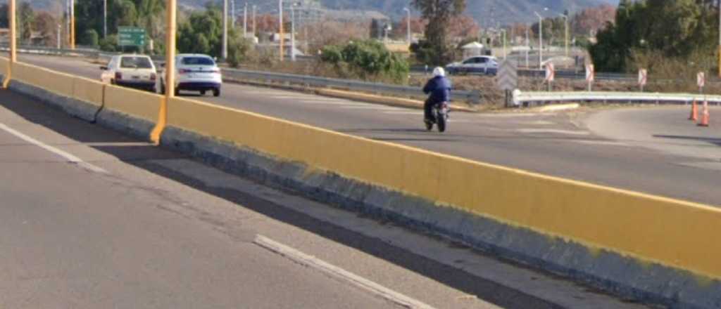 Afirma que lo encerr&oacute; un auto y cay&oacute; de la moto: est&aacute; internado grave  