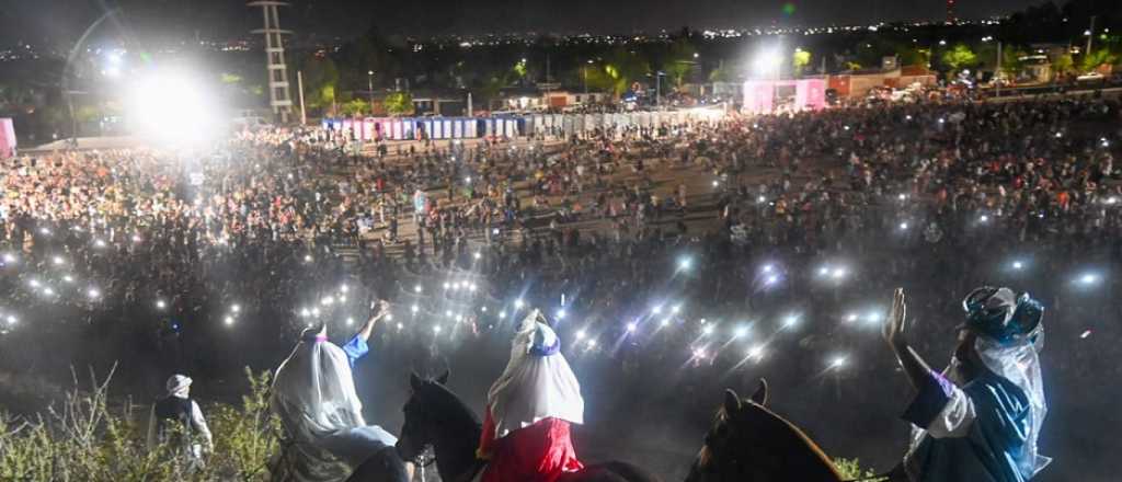 M&aacute;s de 20 mil personas en la cabalgata de los Reyes en Godoy Cruz
