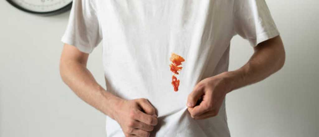 La t&eacute;cnica para limpiar manchas de condimentos de tu remera