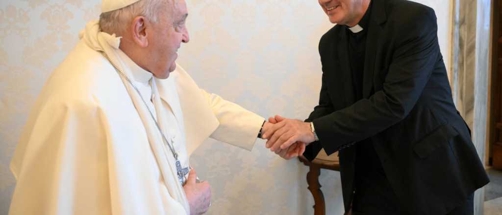 El Papa Francisco tuvo un accidente y se lesion&oacute; el brazo