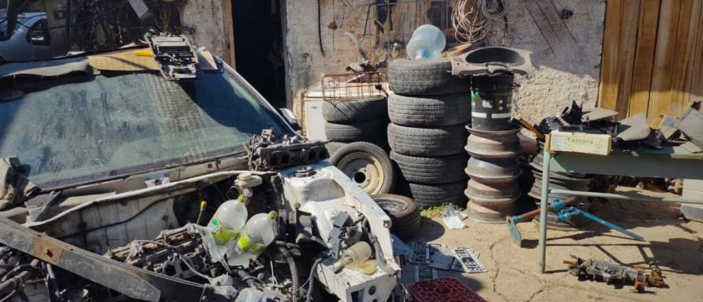 Hallaron un desarmadero clandestino en Tunuy&aacute;n: hab&iacute;a armas y autos robados