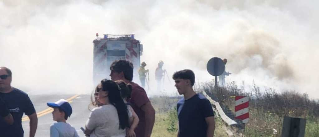 Fotos: un incendio oblig&oacute; a cortar la Ruta 7 en C&oacute;rdoba