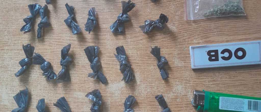 Lo detuvieron drogado a bordo de su moto: vendía marihuana y cocaína