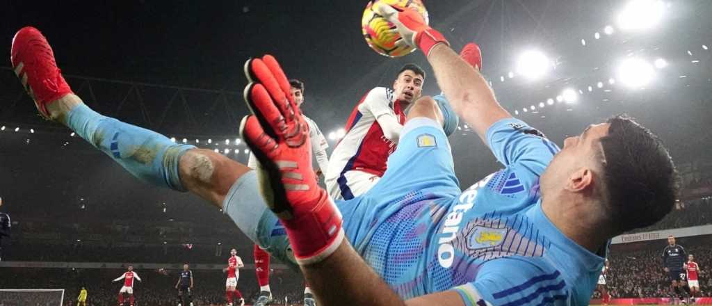 Dos atajadas salvadoras del Dibu Mart&iacute;nez evitaron la ca&iacute;da de Aston Villa