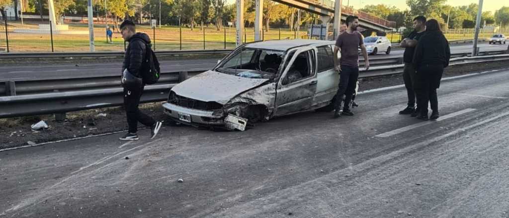 Ins&oacute;lito: conductor ebrio cay&oacute; del puente al Acceso Este y choc&oacute; a una polic&iacute;a