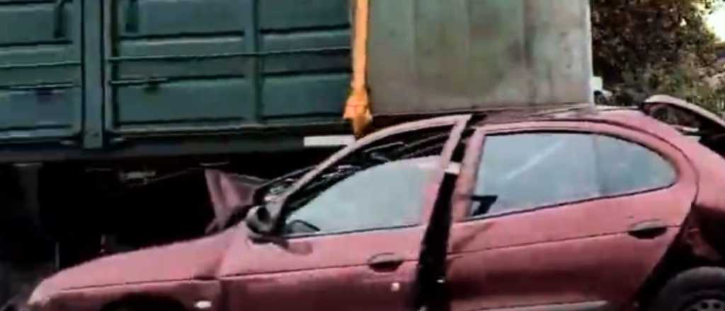 Acceso Sur: un auto qued&oacute; debajo de un cami&oacute;n y gener&oacute; un choque en cadena