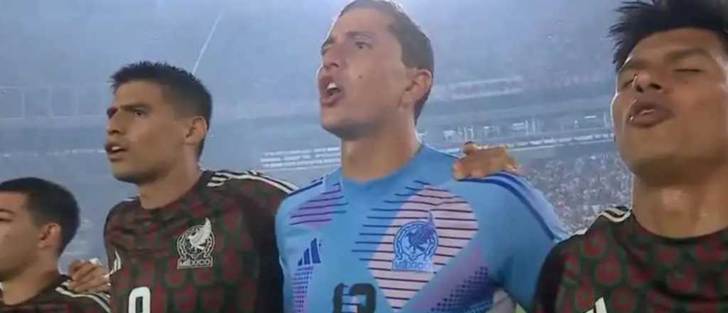 La reacci&oacute;n del Monumental ante el himno de M&eacute;xico