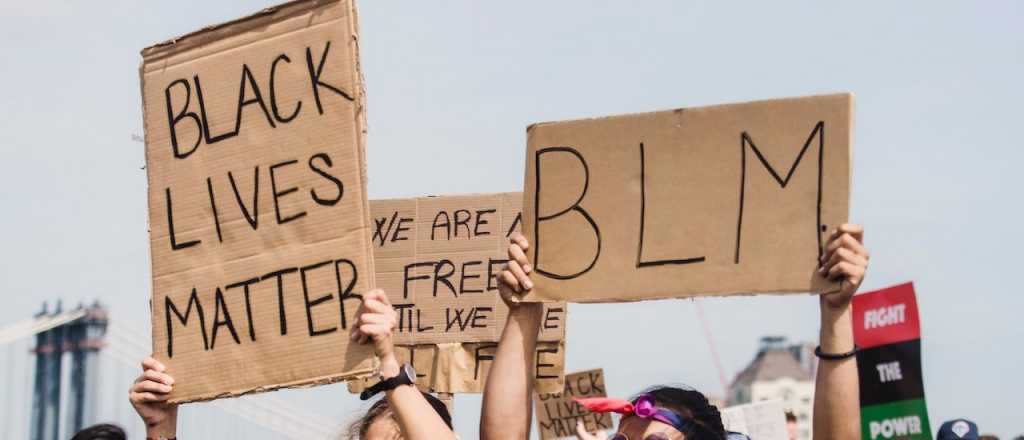 Qué significa y dónde se originó el término "woke"