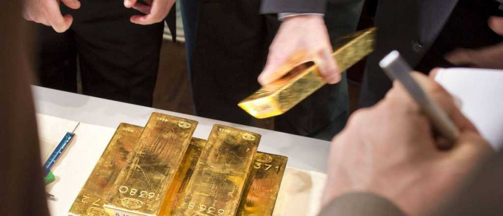 Sube el oro y acumula más de 10% en 2025: cómo invertir sin riesgos