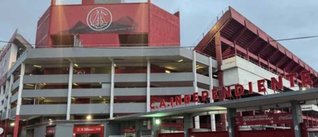 Esc&aacute;ndalo en el Rojo: pintadas para todos en el estadio