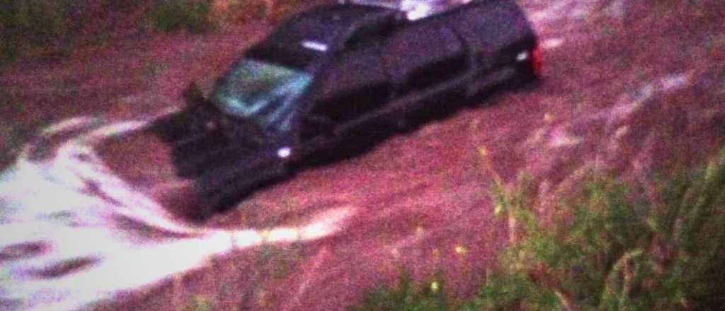 Quedaron atrapados en un auto en San Carlos y se salvaron de milagro