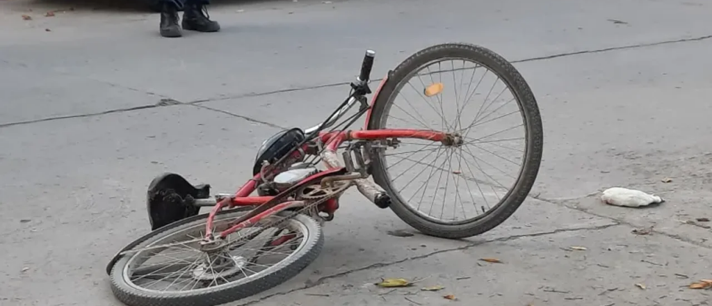 Le aflojaron una rueda de la bicicleta como broma, se cayó y está grave
