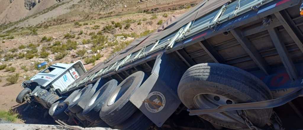 Tremendo vuelco de un cami&oacute;n en Los Penitentes