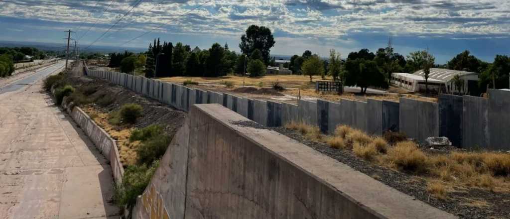 La Ciudad le orden&oacute; a la UNCuyo detener la construcci&oacute;n del muro