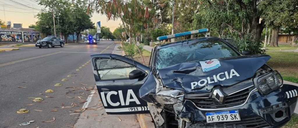 Chocaron dos m&oacute;viles policiales durante una persecuci&oacute;n en Guaymall&eacute;n