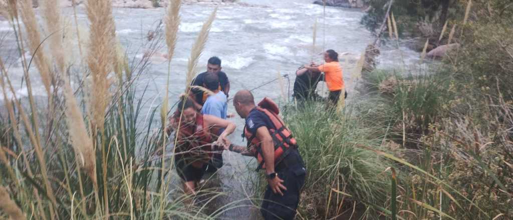 Rescataron 7 personas que cruzaron el Río Mendoza y no pudieron volver
