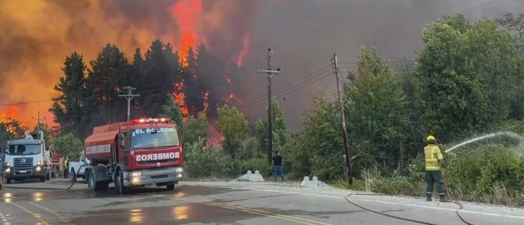 Incendios en El Bolsón: casi mil evacuados, un muerto y pedidos de ayuda