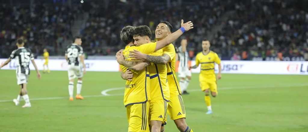 Un jugador de Boca es seguido de cerca por una selección europea