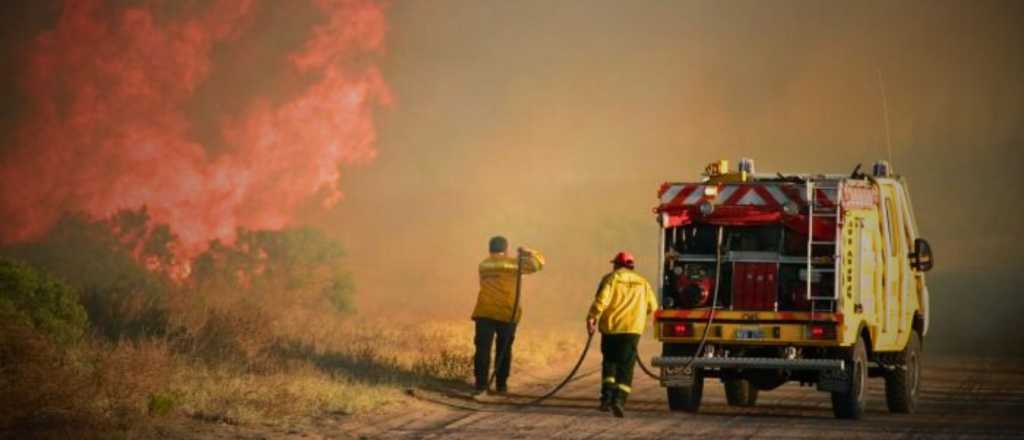 Riesgo extremo por incendios en Mendoza y el helic&oacute;ptero est&aacute; en el Sur