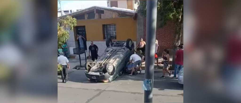 Video: tremendo accidente entre dos vehículos en Guaymallén