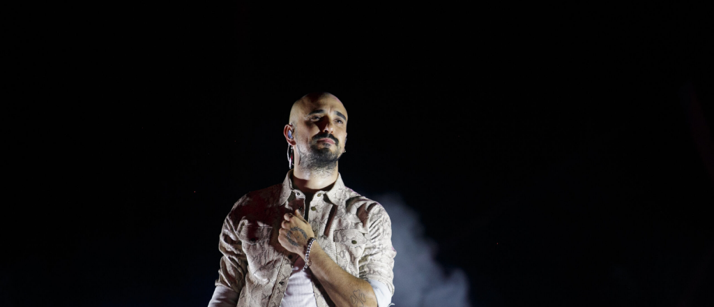 Abel Pintos cantó ante más de 30 mil personas en el Parque Cívico