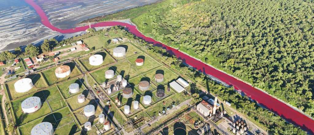 El misterio del arroyo en Buenos Aires que se tiñó de rojo