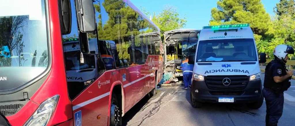 Dos micros chocaron en la UNCuyo y hay pasajeros heridos