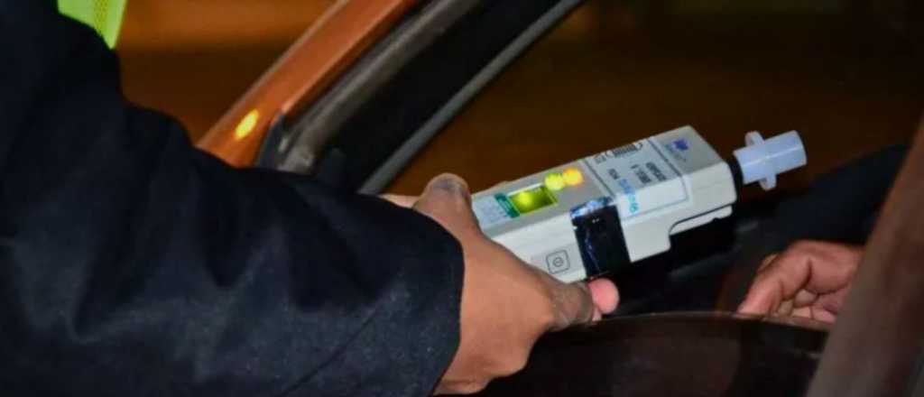 Lo detuvieron por manejar borracho y sus amigos se pelearon con la Policía