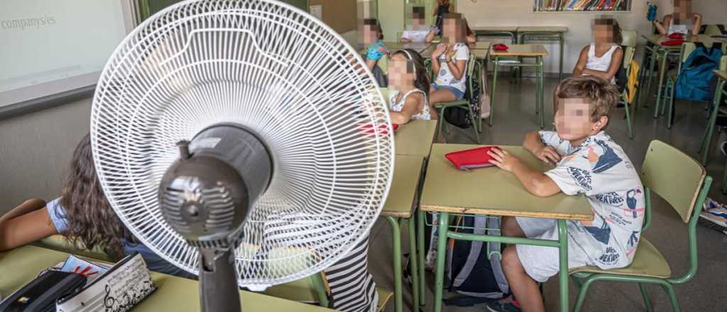 "No hay ninguna chance": Mendoza no postergar&aacute; el inicio de clases por el calor