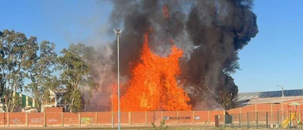 Video: un fuerte incendio afect&oacute; la Cristaler&iacute;a Cattorini en Maip&uacute;